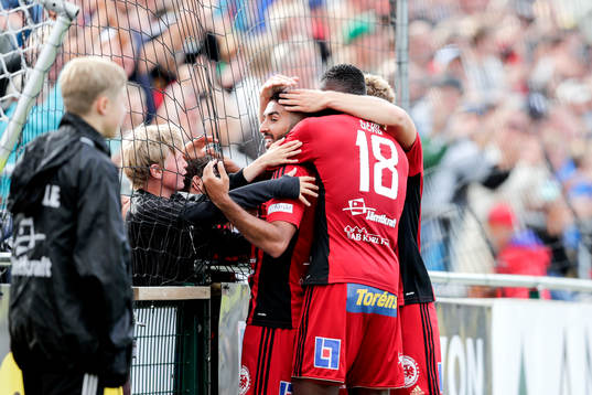 Östersunds Saman Ghoddos jublar