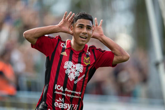 Östersunds Hosam Aiesh jublar