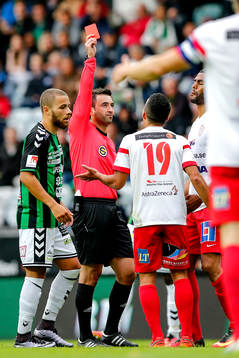 Assyriskas Kyle Konwea går rött kort av domaren Diako