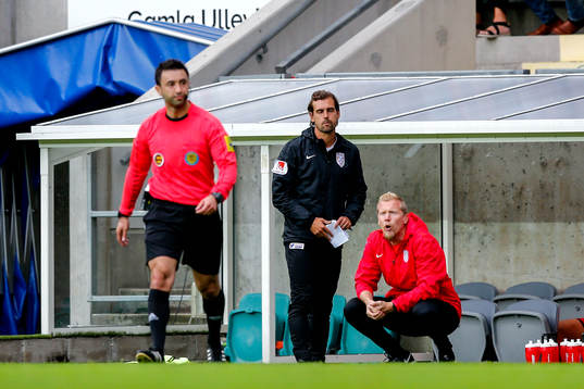 Domaren Diako Behnam visar upp en Assyriska ledare på