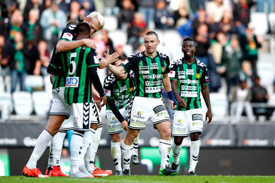 GAIS James Sinclair jublar med lagkamraterna