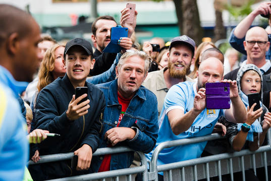 Manchester Citys supportrar väntar på att spelarna ska