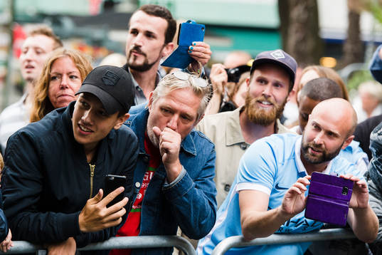 Manchester Citys supportrar väntar på att spelarna ska