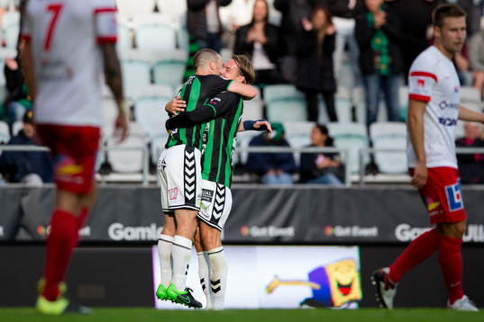 GAIS James Sinclair jublar och omfamnas av Danny Ervik