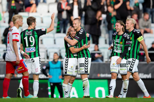 GAIS James Sinclair jublar och omfamnas av Björn Andersson