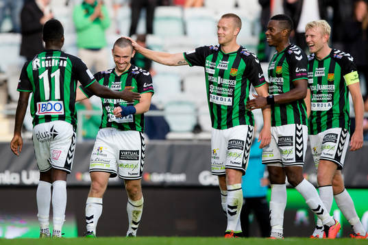 GAIS James Sinclair jublar och omfamnas