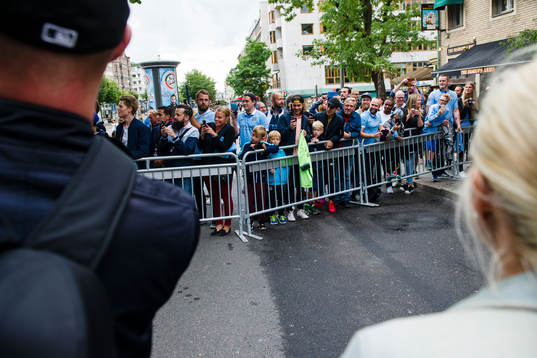 Manchester Citys supportrar väntar på spelare