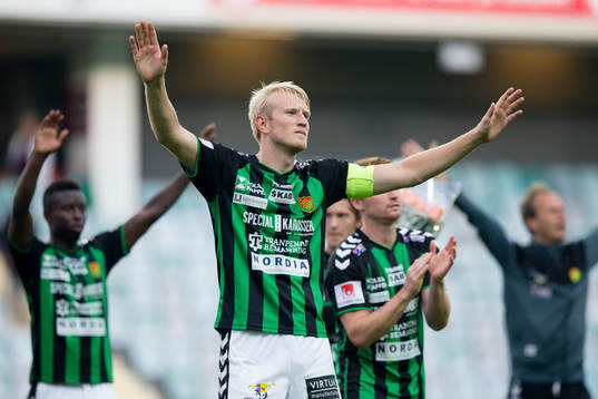 GAIS lagkapten Carl Nyström och resten av laget tackar