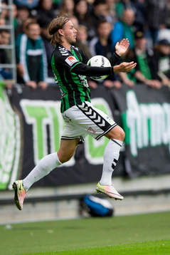GAIS Danny Ervik tar ned bollen på bröstet