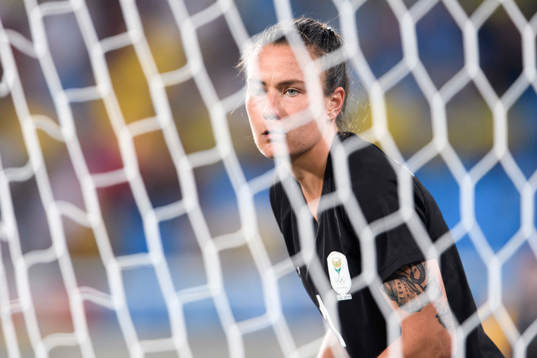 Sydafrikas målvakt Roxanne Barker i fotbollsmatchen mellan