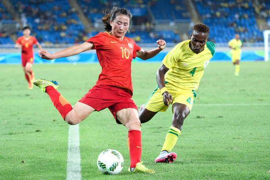 Kinas Li Yang och Sydafrikas Noko Matlou i fotbollsmatchen