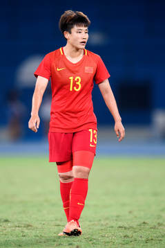 Kinas Fengyue Pang i fotbollsmatchen mellan Sydafrika och