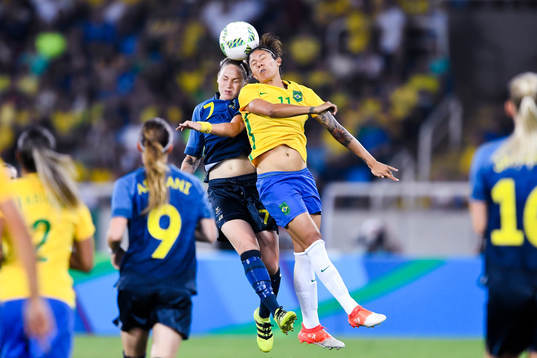 Sveriges Lisa Dahlkvist i en nickduell mot Brasiliens