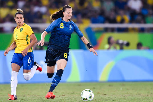Brasiliens Tamires och Sveriges Lotta Schelin  i