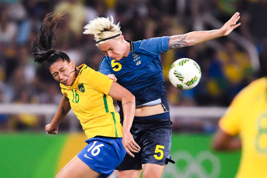Brasiliens Beatriz och Sveriges Nilla Fischer  i