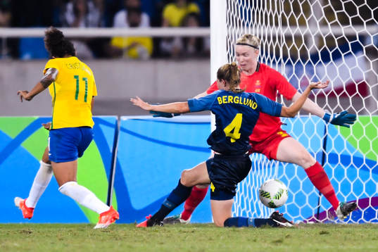 Brasiliens Cristiane gör 2-0 bakom Sveriges Emma Berglund