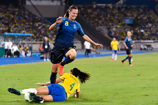 Brasiliens Rafaelle bryter anfall från Sveriges Lotta