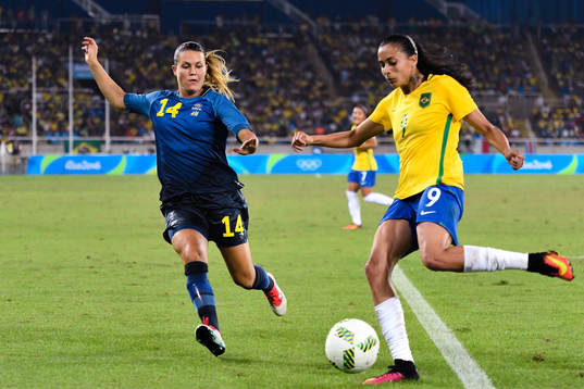 Sveriges Jonna Andersson och Brasiliens Andressa Alves  i