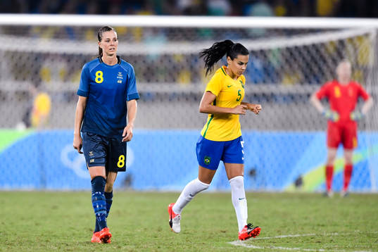 Sveriges Lotta Schelin deppar bredvid Brasiliens Thaisa  i