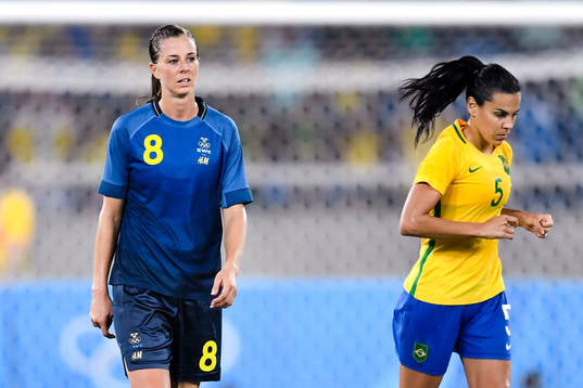 Sveriges Lotta Schelin deppar bredvid Brasiliens Thaisa  i