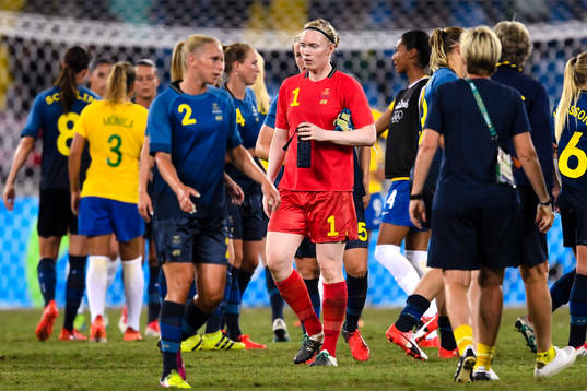 Sveriges målvakt Hedvig Lindahl deppar