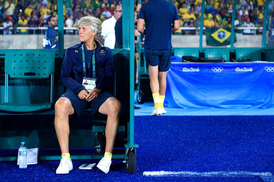 Sveriges förbundskapten Pia Sundhage på bänken i