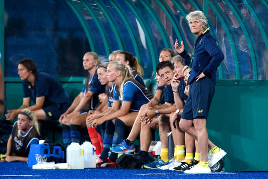 Sveriges förbundskapten Pia Sundhage vid bänken i