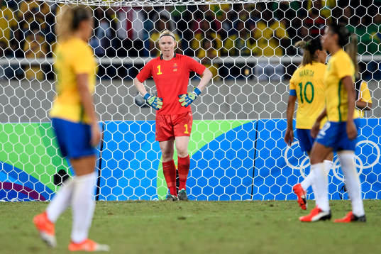 Sveriges målvakt Hedvig Lindahl deppar i fotbollsmatchen