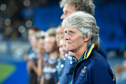 Sveriges förbundskapten Pia Sundhage innan fotbollsmatchen