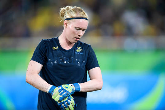 Sveriges målvakt Hedvig Lindahl innan fotbollsmatchen