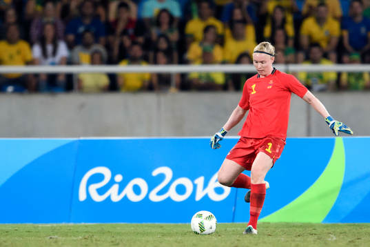 Sveriges målvakt Hedvig Lindahl i fotbollsmatchen mellan