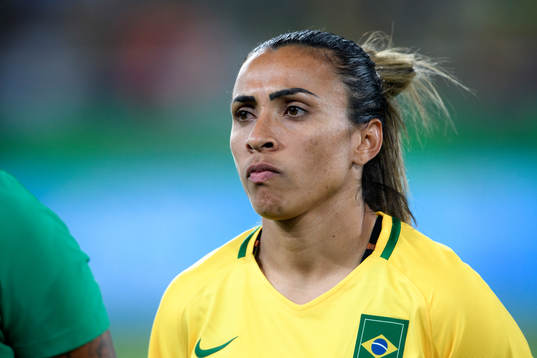 Brasiliens Sofia Jakobsson vid lineup innan fotbollsmatchen
