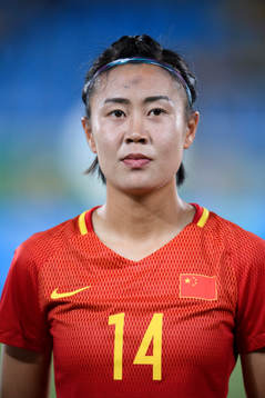 Kinas Rong Zhao vid lineup innan fotbollsmatchen mellan