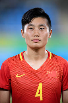 Kinas Chen Gao vid lineup innan fotbollsmatchen mellan