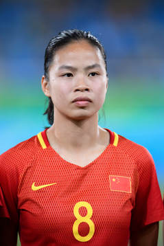 Kinas Ruyin Tan vid lineup innan fotbollsmatchen mellan