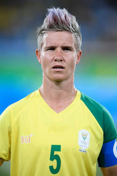 Sydafrikas Janine van Wyk vid lineup innan fotbollsmatchen