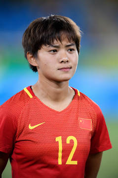 Kinas Shuang Wang vid lineup innan fotbollsmatchen mellan