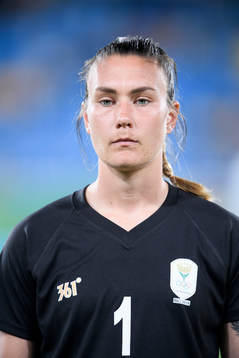 Sydafrikas målvakt Roxanne Barker vid lineup innan