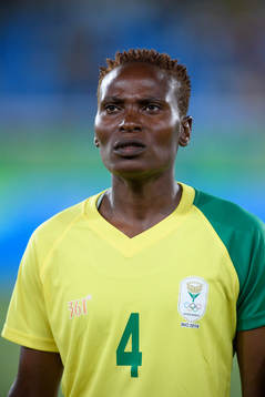 Sydafrikas Noko Matlou vid lineup innan fotbollsmatchen