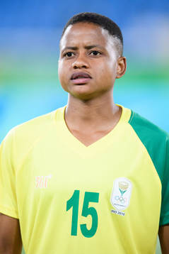 Sydafrikas Refiloe Jane vid lineup innan fotbollsmatchen