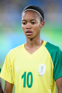Sydafrikas Linda Motlhalo vid lineup innan fotbollsmatchen