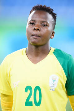 Sydafrikas Thembi Kgatlana vid lineup innan fotbollsmatchen