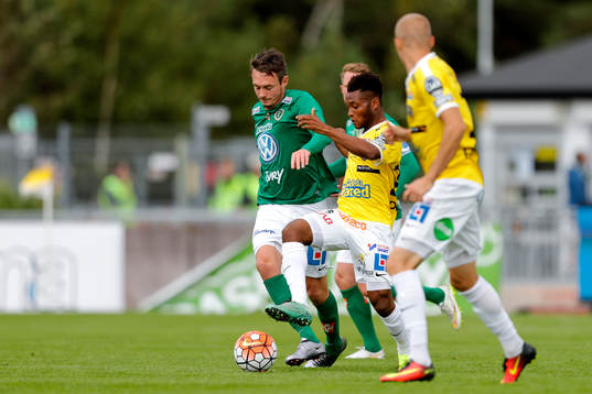 Falkenbergs Enock Kwakwa och Jönköpings Daryl Smylie