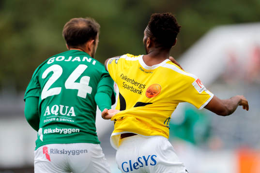 Jönköpings Robert Gojani drar Falkenbergs Enock Kwakwa i