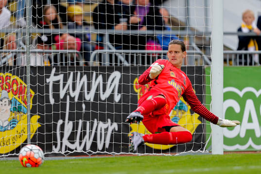 Falkenbergs målvakt Otto Martler släpper in 0-2 på straff