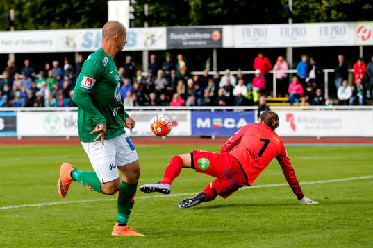 Jönköpings Pär Erikssonhar ett friläge framför