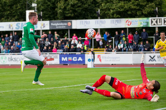 Jönköpings Tommy Thelin gör mål bakom Falkenbergs