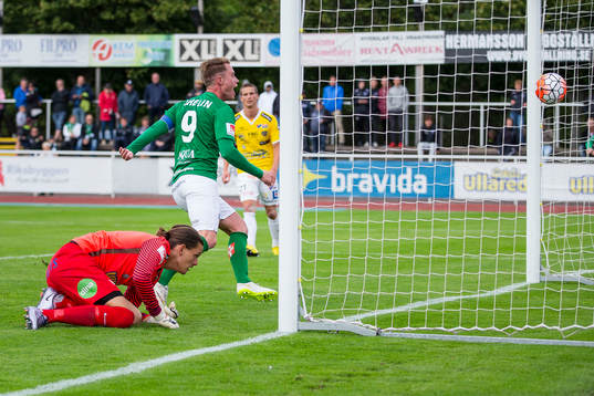 Jönköpings Tommy Thelin gör mål bakom Falkenbergs