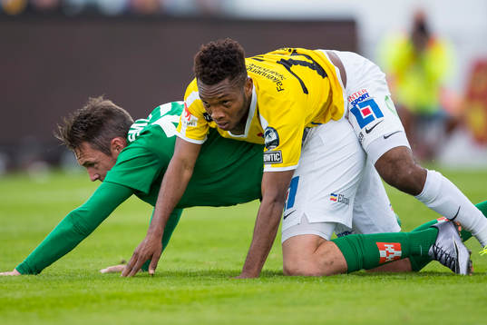 Jönköpings Daryl Smylie och Falkenbergs Enock Kwakwa