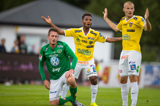 Jönköpings Daryl Smylie och Falkenbergs Enock Kwakwa och